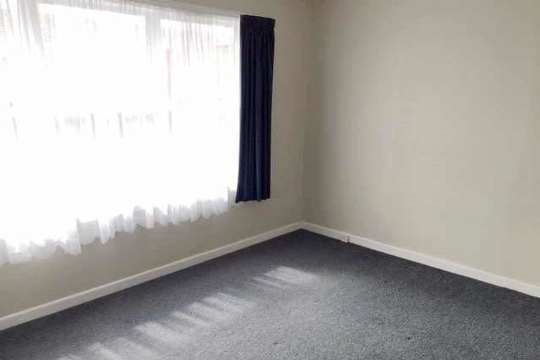 Photo of property in 2/116 Te Atatu Road, Te Atatu South, Auckland, 0610