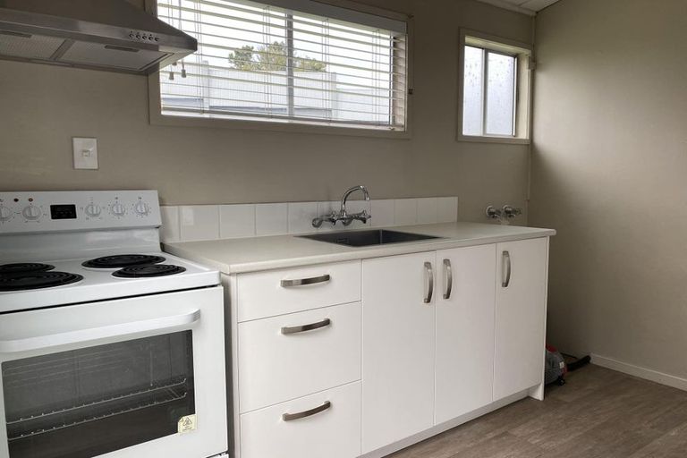 Photo of property in 2 Vera Road, Te Atatu South, Auckland, 0610