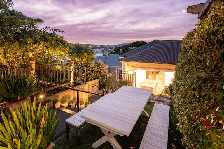 Photo of property in 60 Hawker Street, Mount Victoria, Wellington, 6011