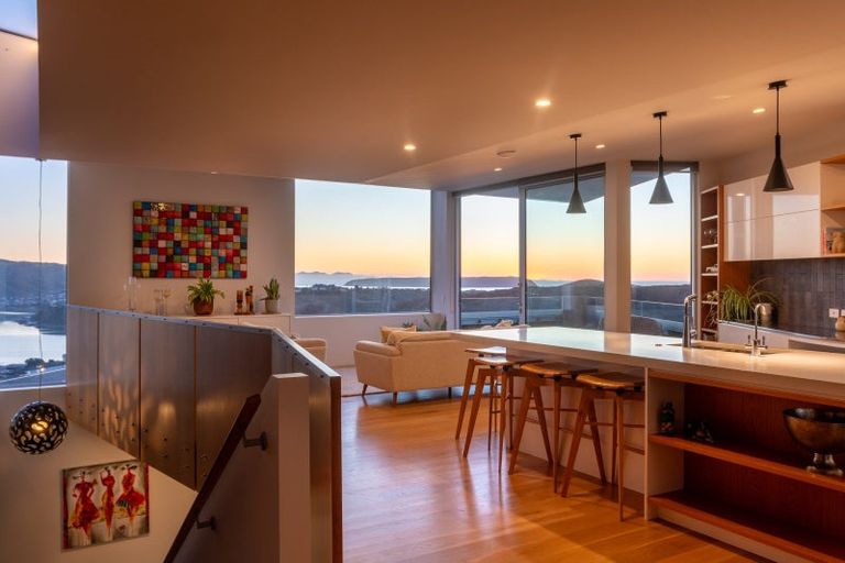 Photo of property in 10 Seascape View, Paremata, Porirua, 5024