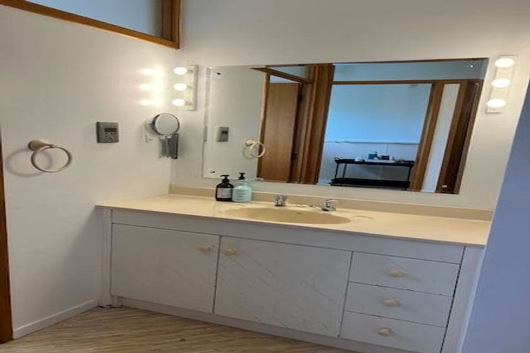 Photo of property in 2 Ravenwood Drive, Forrest Hill, Auckland, 0620