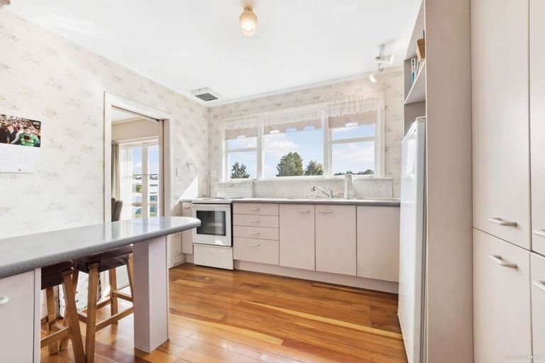 Photo of property in 5 Barron Drive, Green Bay, Auckland, 0604