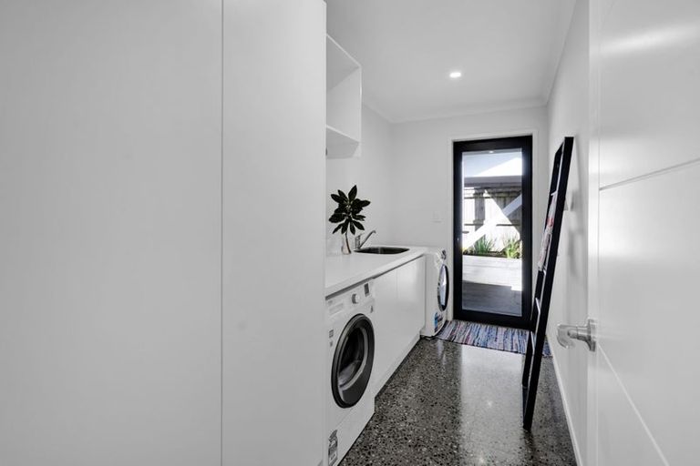 Photo of property in 6 Pebble Beach Court, Waiwhakaiho, New Plymouth, 4312