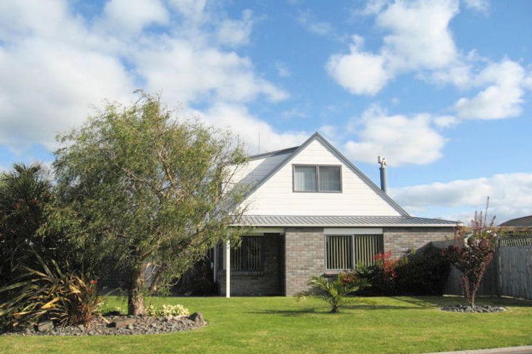 Photo of property in 4 Mackie Place, Papamoa Beach, Papamoa, 3118