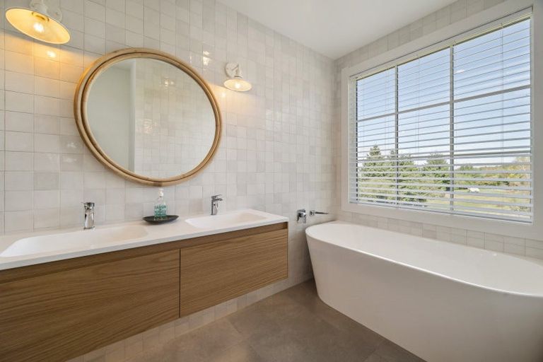 Photo of property in 5 Lens Way, Acacia Bay, Taupo, 3385