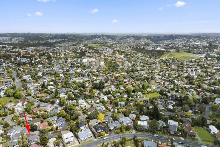 Photo of property in 1/17 Dianthus Place, Browns Bay, Auckland, 0630