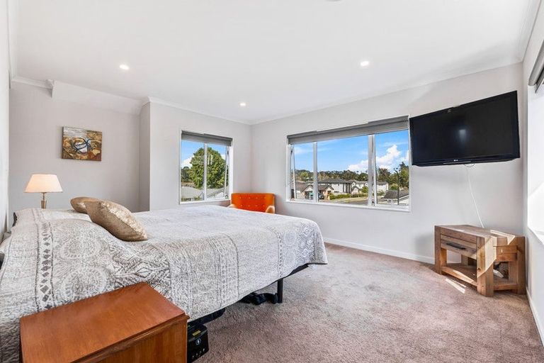 Photo of property in 17 Walter Ruddock Avenue, Kumeu, 0810