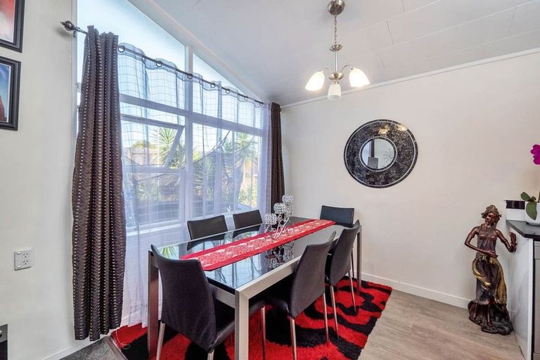 Photo of property in 33 Huruhuru Road, Massey, Auckland, 0614