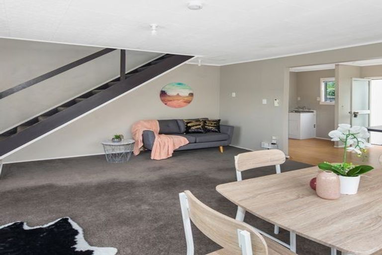 Photo of property in 32a Cheltenham Terrace, Newlands, Wellington, 6037