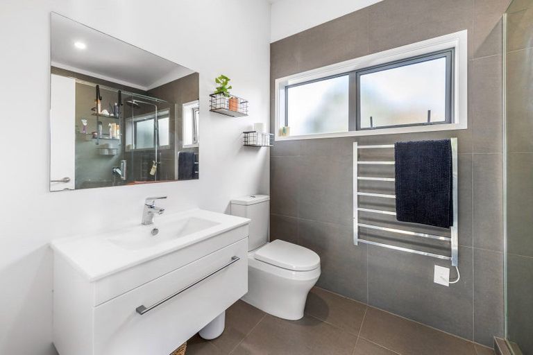 Photo of property in 1100-1102 Scenic Drive North, Swanson, Auckland, 0816