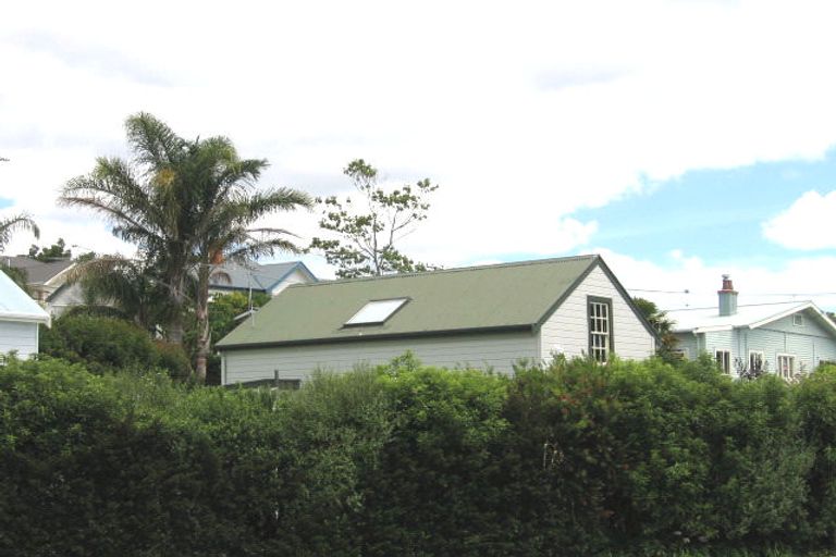 Photo of property in 49 Roslyn Terrace, Stanley Point, Auckland, 0624