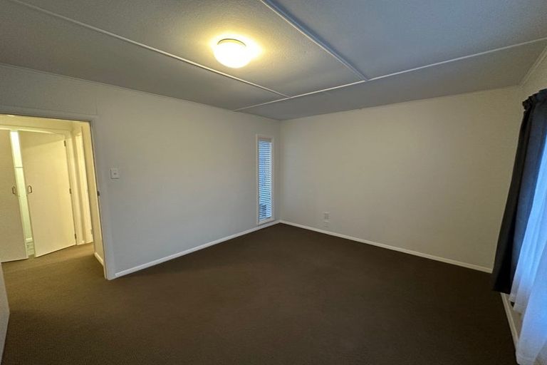 Photo of property in 18 Saulbrey Grove, Woburn, Lower Hutt, 5010