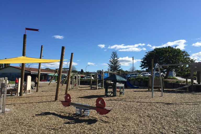 Photo of property in 11 Walnut Lane, Browns Bay, Auckland, 0630