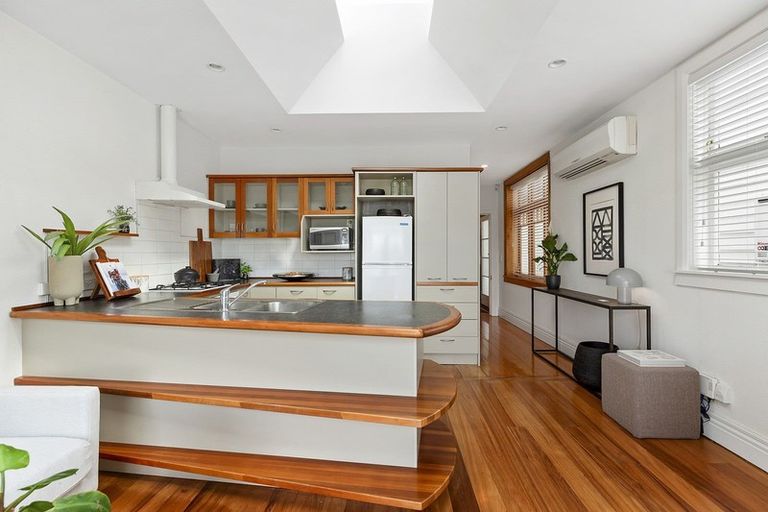 Photo of property in 33 Grant Road, Thorndon, Wellington, 6011