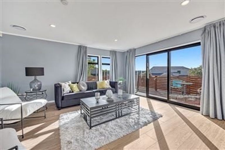 Photo of property in 11 Raphael Place, West Harbour, Auckland, 0618