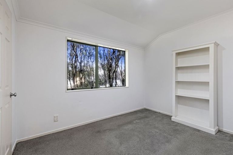 Photo of property in 10 Kumar Place, The Gardens, Auckland, 2105