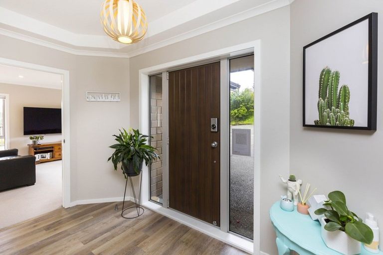 Photo of property in 1 Mckenzie Way, Timberlea, Upper Hutt, 5018