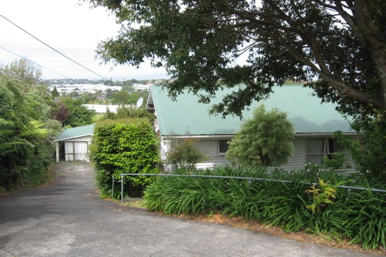 Photo of property in 72 Chivalry Road, Glenfield, Auckland, 0629