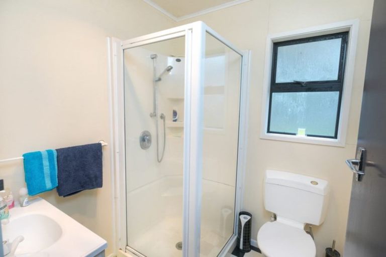 Photo of property in 40 Link Road, Newlands, Wellington, 6037