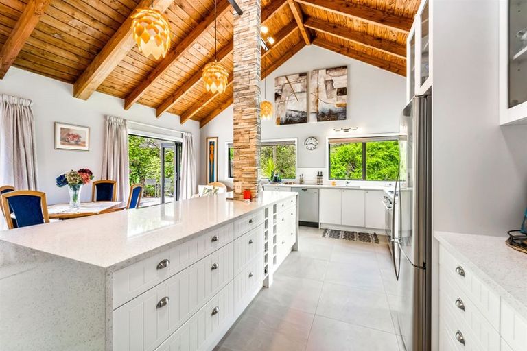 Photo of property in 12 Hobbs Road, Matakatia, Whangaparaoa, 0930