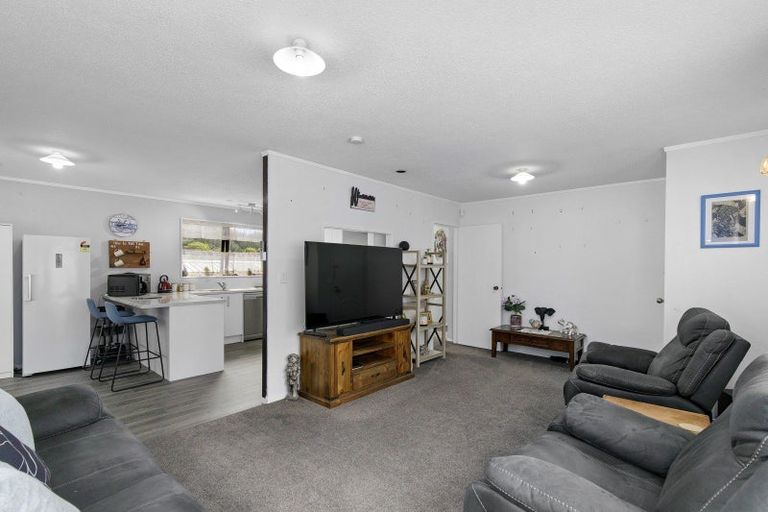 Photo of property in 112 Norana Road, Timberlea, Upper Hutt, 5018