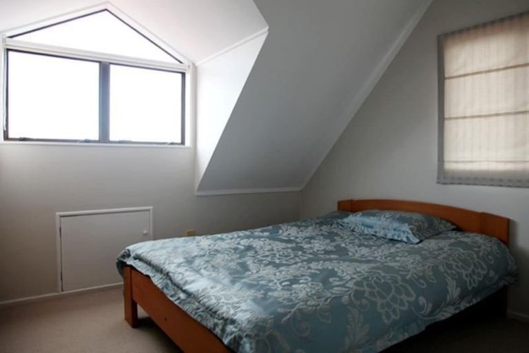 Photo of property in 17 Pitlochry Place, Highland Park, Auckland, 2010