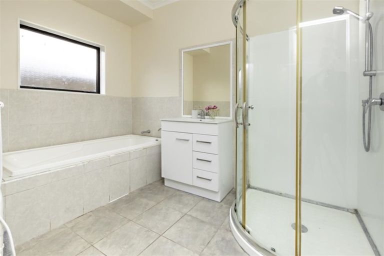 Photo of property in 2 Derryveagh Lane, Weymouth, Auckland, 2103