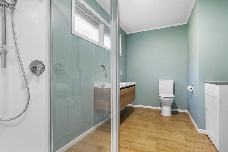 Photo of property in 305 Forest Hill Road, Waiatarua, Auckland, 0612