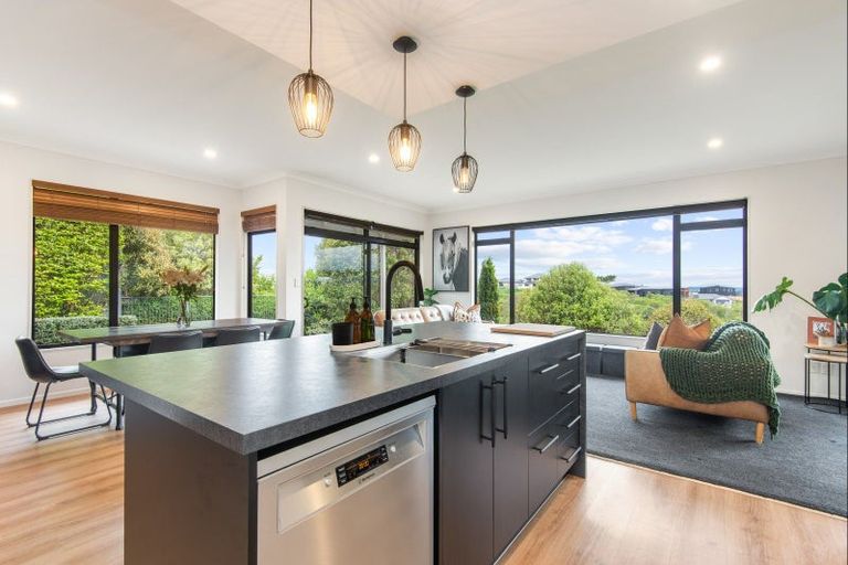 Photo of property in 63 Ruapehu Drive, Fitzherbert, Palmerston North, 4410