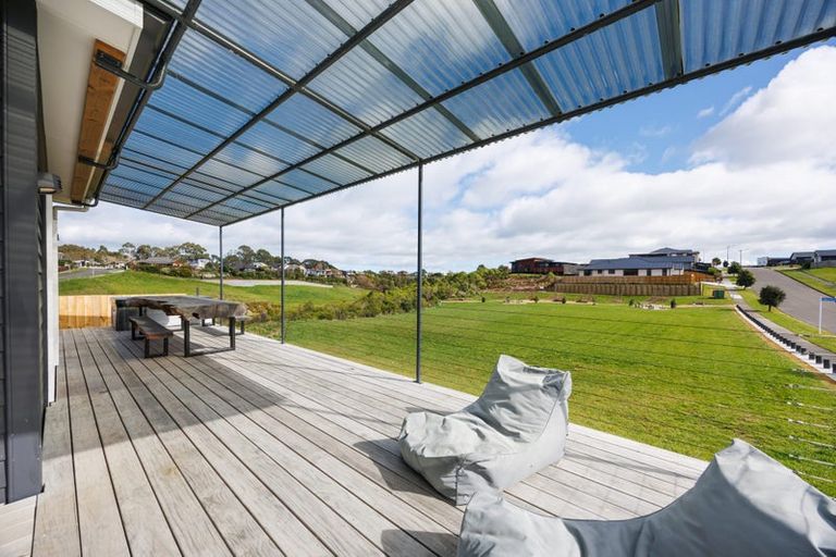 Photo of property in 37 Vaucluse Heights, Fitzherbert, Palmerston North, 4410