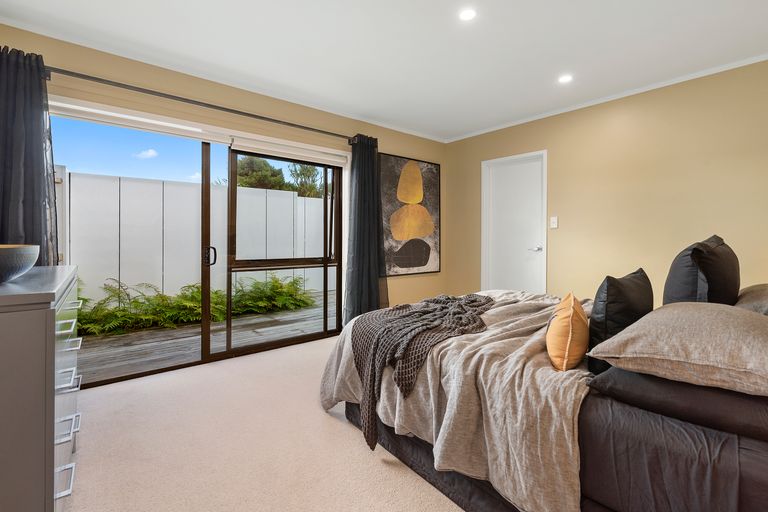 Photo of property in 54 The Avenue, Albany, Auckland, 0632
