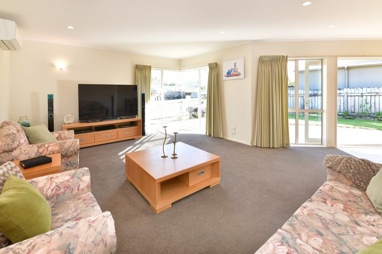 Photo of property in 168 Centreway Road, Orewa, 0931