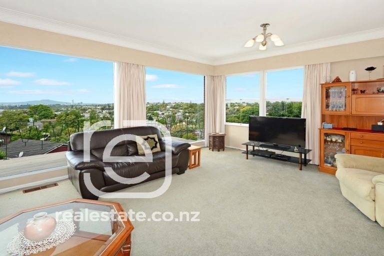 Photo of property in 21 Marlborough Avenue, Glenfield, Auckland, 0629