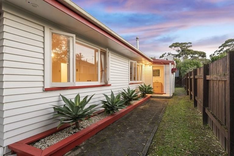 Photo of property in 77 West Harbour Drive, West Harbour, Auckland, 0618