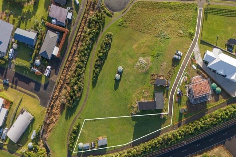 Photo of property in 10 Tinirau Place, Cooks Beach, 3591