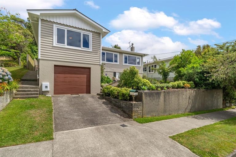 Photo of property in 76 Redwood Avenue, Tawa, Wellington, 5028