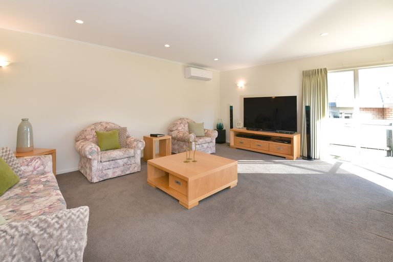 Photo of property in 168 Centreway Road, Orewa, 0931