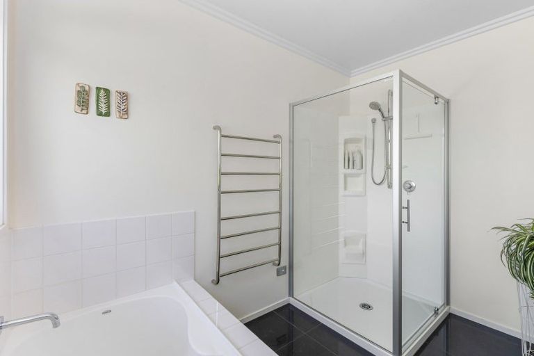 Photo of property in 100 Kauri Crescent, Waimauku, Kumeu, 0891