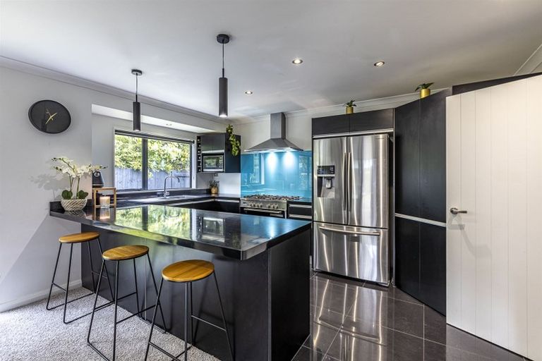 Photo of property in 5 D'urville Place, Kelvin Grove, Palmerston North, 4414