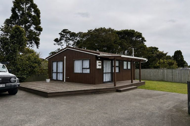 Photo of property in 31 Staincross Street, Green Bay, Auckland, 0604