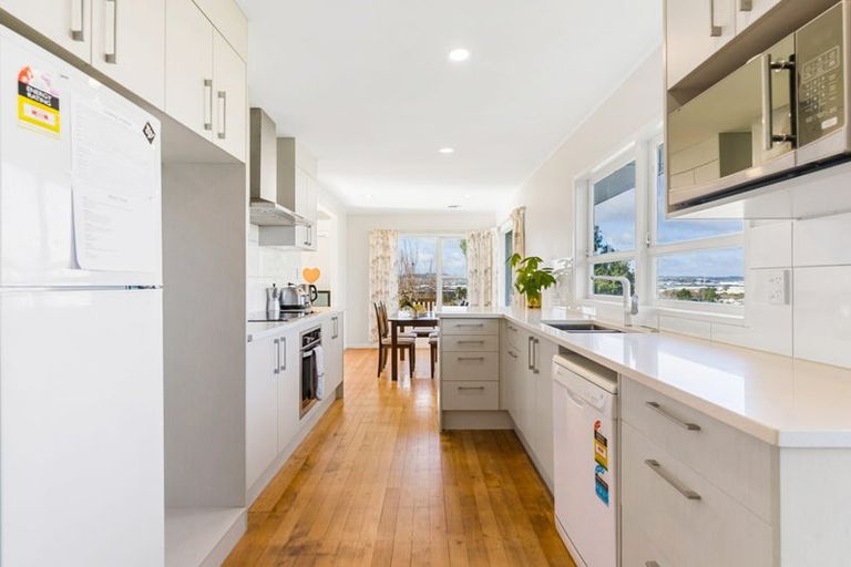 Photo of property in 33 Chatsworth Crescent, Pakuranga Heights, Auckland, 2010