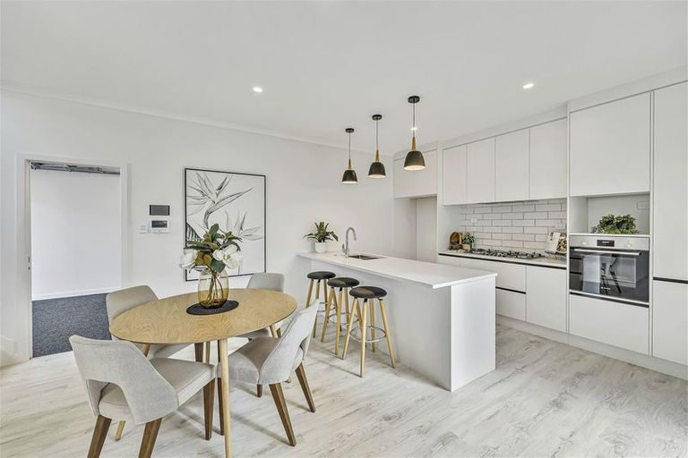 Photo of property in 562b Beach Road, Rothesay Bay, Auckland, 0630