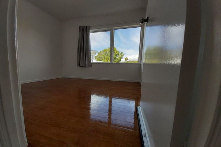 Photo of property in 11 Emirau Place, Glenfield, Auckland, 0629