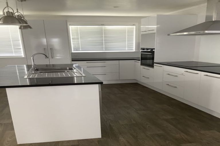 Photo of property in 1 Keats Place, Blockhouse Bay, Auckland, 0600