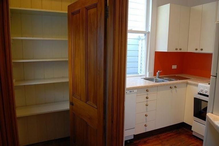 Photo of property in 194 Oriental Parade, Oriental Bay, Wellington, 6011