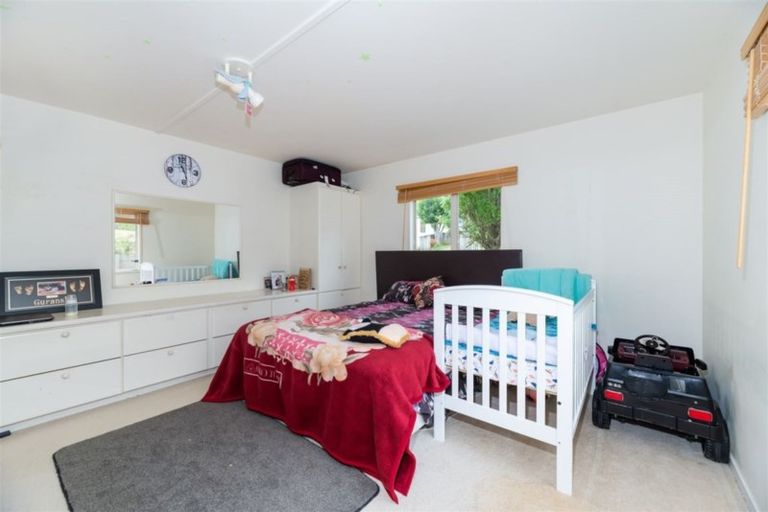 Photo of property in 80k Tirimoana Road, Te Atatu South, Auckland, 0602