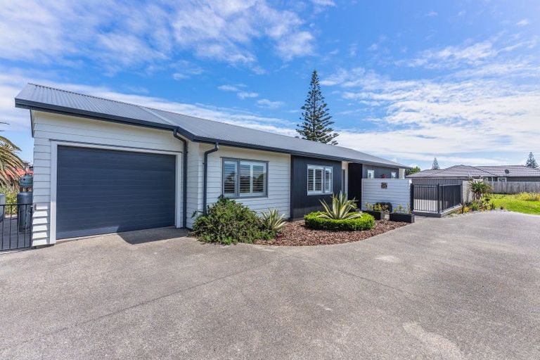 Photo of property in 45 Seagrass Place, Otaki Beach, Otaki, 5512