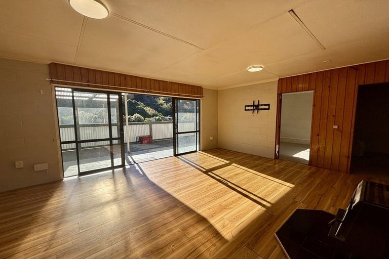 Photo of property in 2/1 Angle Street, Picton, 7220
