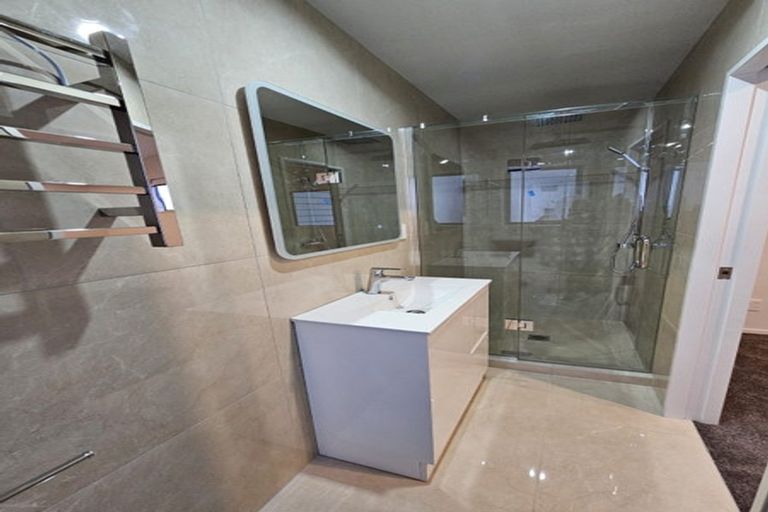 Photo of property in 4e Hepburn Road, Glendene, Auckland, 0602