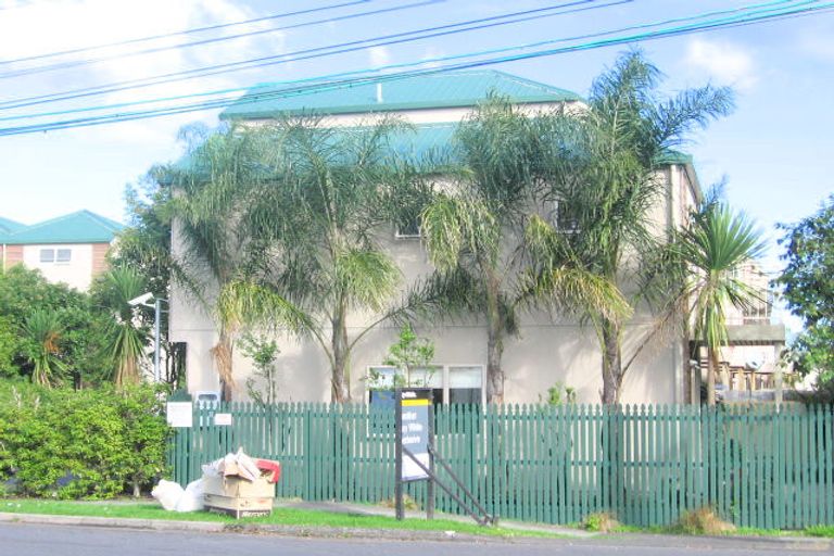 Photo of property in 2/4 Keeling Road, Henderson, Auckland, 0612